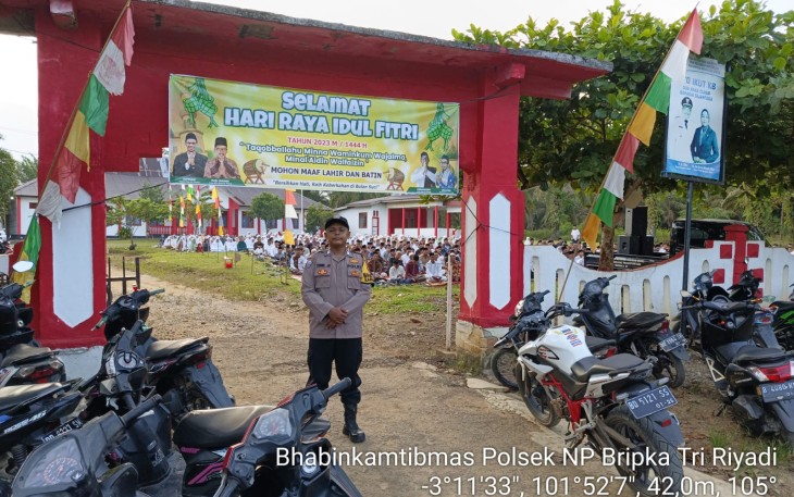 Personel Polsek Napal Putih Laksanakan Pengamanan Salat Idulfitri