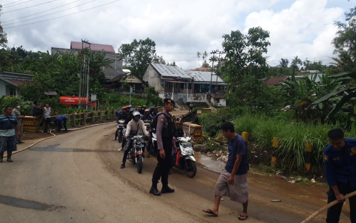 Bersama Warga, Sat Samapta Polres Rejang Lebong Bersihkan Genangan Air Sisa Banjir 