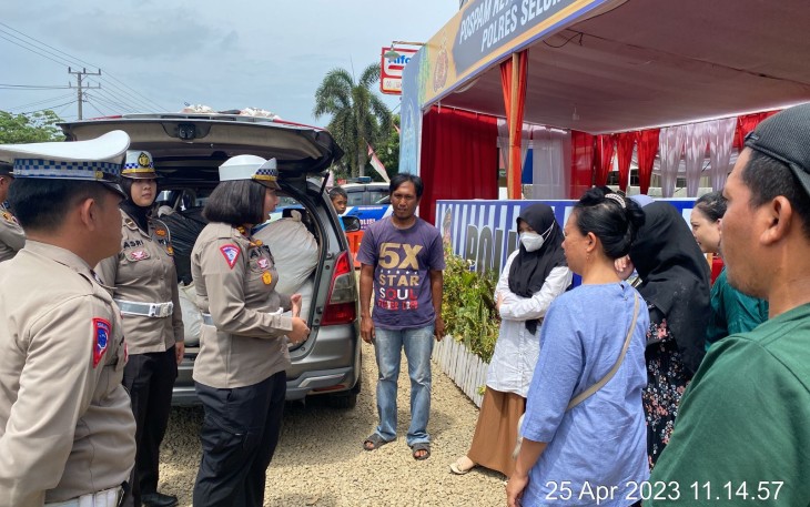 Polres Seluma Berangkatkan 8 Warga Mudik Gratis