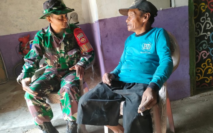 "Babinsa desa Gentungan Serka Mujiyanto sedang bersama mbah Sri Wahyu Nugroho"