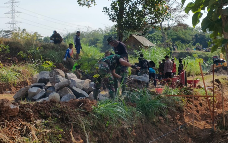 "Satgas TMMD Reg ke-117 Mojogedang sedang mengerjakan pekerjaan badan jalan"
