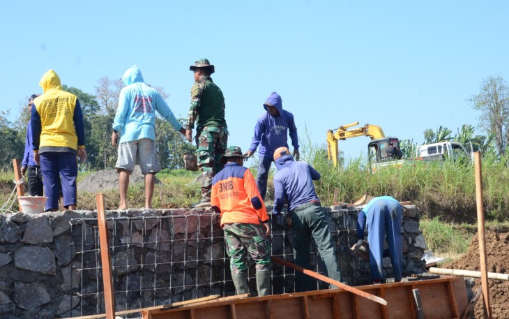 "Tampak Satgas TMMD Reg ke-117 Mojogedang sedang memasang box culvert Jembatan"