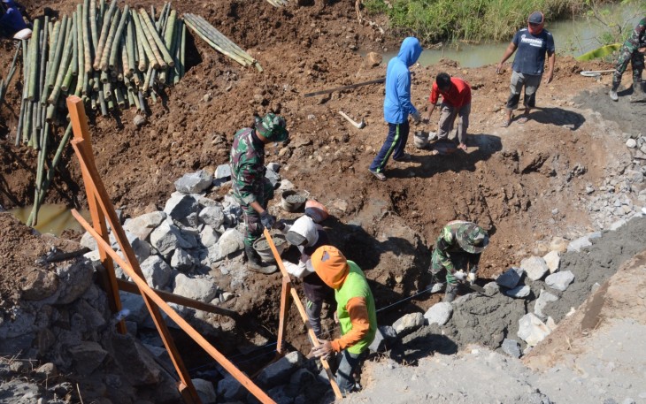"Pengerjaan talud jalan oleh Satgas TMMD Reg ke 117 desa Gentungan"