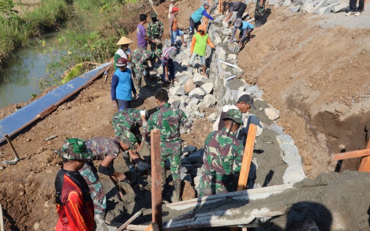 "Satgas TMMD Reg 117 desa Gentungan sedang mengerjakan pembangunan Jalan"