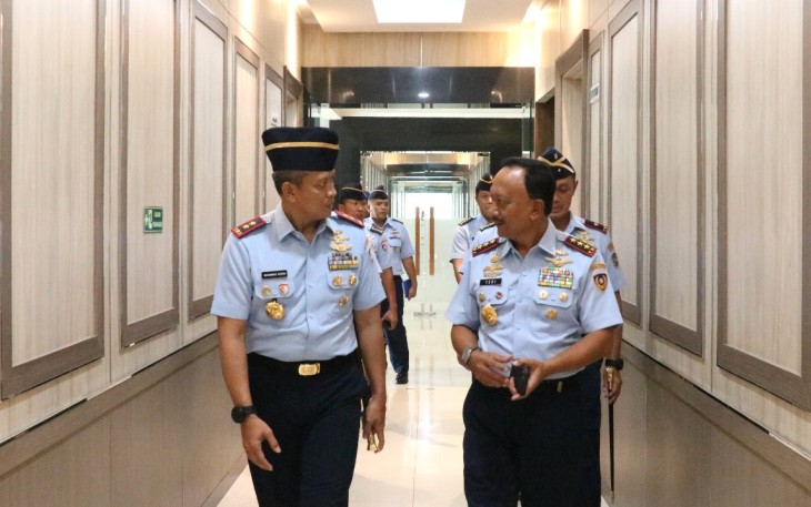Pangkoopsudnas Marsdya TNI Ir. Tedi Rizalihadi S., M.M., kunjungi Makoops Udara I dalam rangka menyiapkan rencana kerja TA. 2024. Dalam kunjungannya Pangkoopsudnas ke Makoopsud I disambut langsung oleh Panglima Koops Udara I Marsda TNI Mohammad Nurdin, yang didampingi oleh Ir Koops Udara I Marsma TNI Arifaini Nur Dwiyanto, M.Han., beserta Para Asisten Kaskoopsud I dan Kalambangja Koopsud I. Bertempat di Ruang Arjuna Makoopsud I Jakarta, Kamis (28/12/2023)