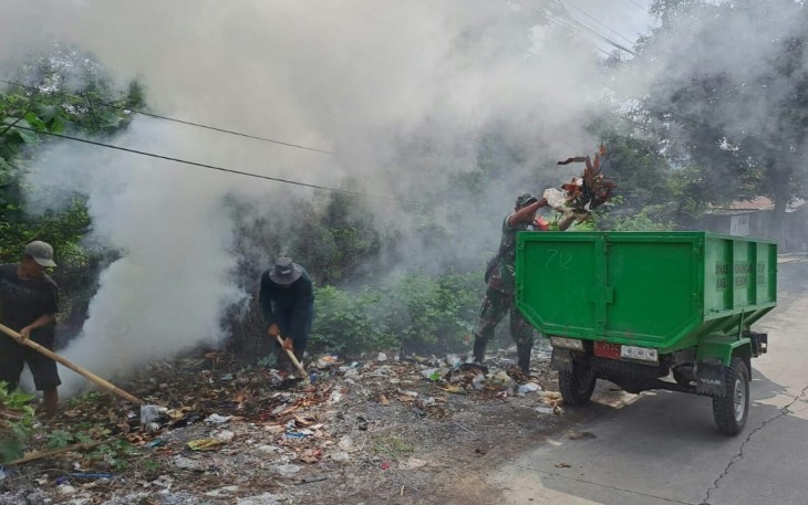 Kodim 0620/Cirebon Gelar Karbak Dari Bersihkan Sampah Hingga Tanam Pohon