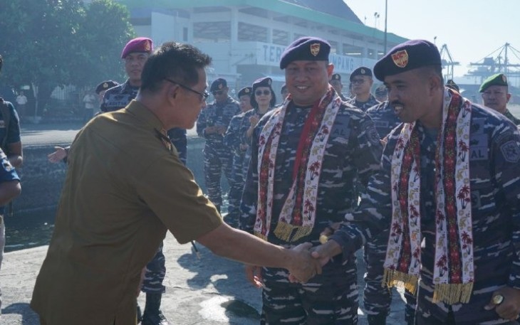 Wakil walikota Bitung Hengky Honandar saat menyambut kedatangan Satgas Operasi Trisula Tahun 2023