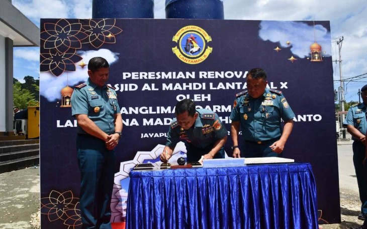 Panglima Komando Armada III (Pangkoarmada III) Laksamana Muda TNI Hersan, S.H., M.Si., M.Tr.Opsla, mendampingi Panglima Koarmada RI (Pangkoarmada RI) Laksamana Madya TNI Heru Kusmanto, S.E., M.M., dalam kunjungan kerjanya ke Mako Lantamal X Jayapura, adapun tujuan kunjungan kerja tersebut salah satunya  adalah meresmikan renovasi Masjid Al Mahdi Lantamal X Jayapura Papua, Kamis (14/12/23)