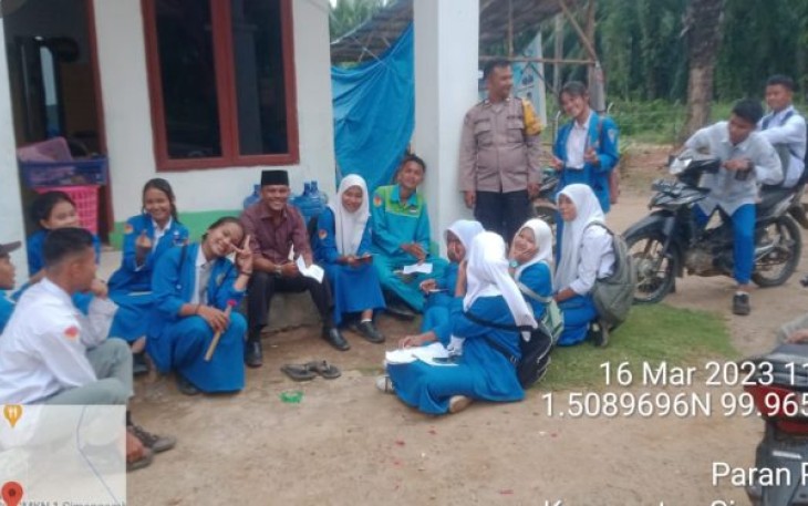 Membaur, Cara Bhabinkamtibmas Polsek Padang Bolak Silaturrahmi Ke Pelajar