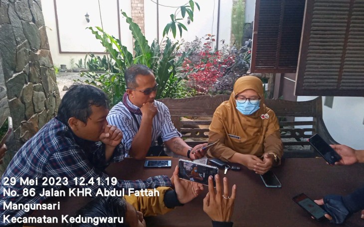 Dr. Desi Lusiana Wardani Kabid Kesehatan Masyarakat saat di wawancarai di sela-sela kegiatan Bimtek KIA