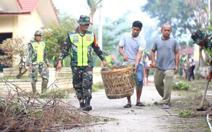 Kodim 0104/Aceh Timur melaksanakan program penghijauan, pembersihan parit, dan pasar. Kegiatan ini dilakukan dengan partisipasi aktif anggota Kodim serta melibatkan masyarakat setempat, yang bertempat di Gp. Geudubang Aceh, Kecamatan Langsa Baro, Kota Langsa, Jum'at (08-12-2023)