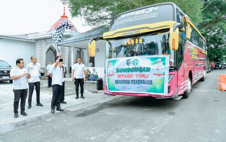 Bupati Batu Bara Zahir Lepaskan Peserta Studi Tiru Pokdarling 