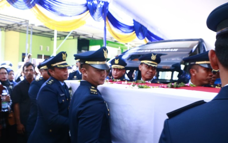 Jenazah Prajurit Terbaik TNI AU yang Gugur saat akan dimakamkan