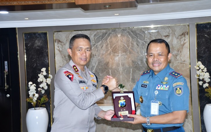 Komandan Puspenerbal Laksanakan Courtesy Call Dengan Kapolda Jatim