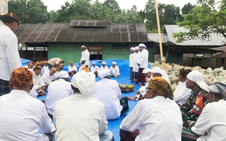 Prajurit Ajusta Bersama Warga Gotong Royong Bangun Rumah Adat
