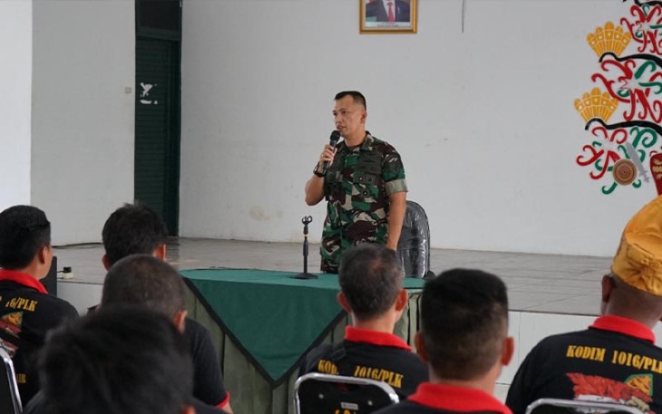 Dandim saat Berikan Arahan Kepada Personel Beta Talawang Binaan Kodim 1016/Plk 