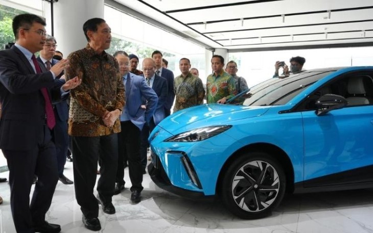 Menteri Koordinator Bidang Kemaritiman dan Investasi Republik Indonesia, Luhut Binsar Pandjaitan, memeriksa mobil listrik MG4 EV