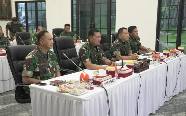 Panglima TNI Laksamana TNI Yudo Margono, S.E., M.M. dalam pengarahannya ke Pejabat Utama Mabes TNI, Pejabat Utama Mabes Angkatan dan segenap Panglima / Komandan Komando Utama jajaran TNI, bertempat di ruang Vicon Wisma A. Yani, Jl. Taman Suropati Jakarta Pusat, Senin (01/05/2023). 