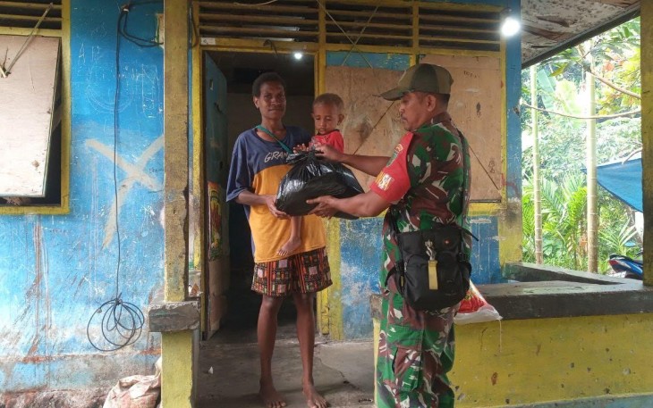 Babinsa Mapurujaya Berikan Pendampingan dan Pemberian Nutrisi Anak Asuh Stunting