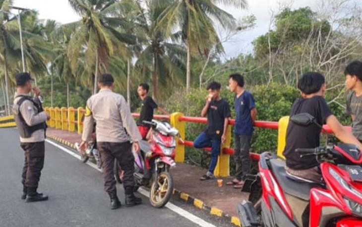 Bhabinkamtibmas saat Beri Himbauan kepada Remaja Nongkrong