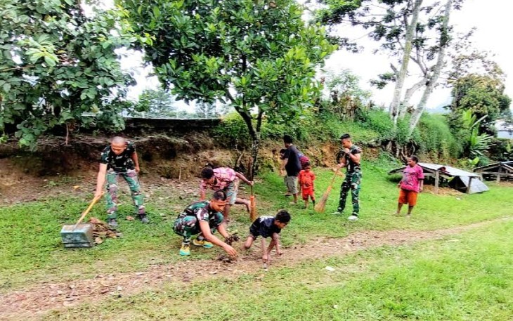 Satgas YR 142/KJ bersama warga saat Bersihkan Lingkungan Tempat Tinggal