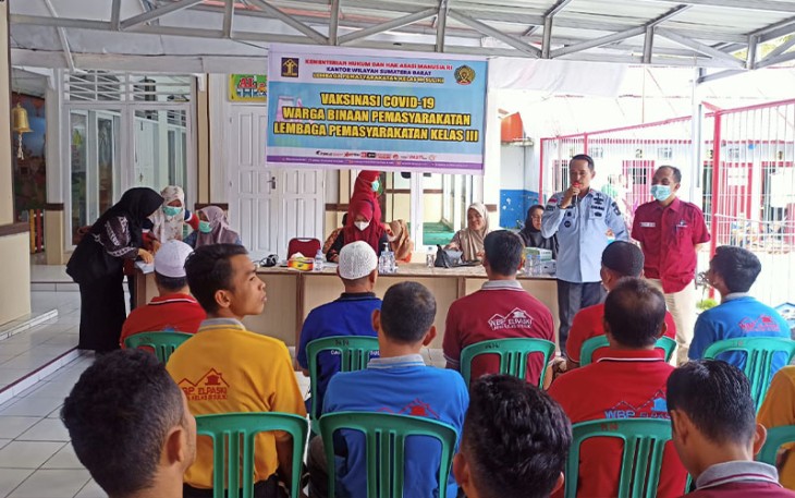  Lapas Kelas III Suliki bekerjasama dengan Puskesmas Suliki menggelar vaksinasi untuk warga binaan dan pegawai lapas di Lapas setempat.