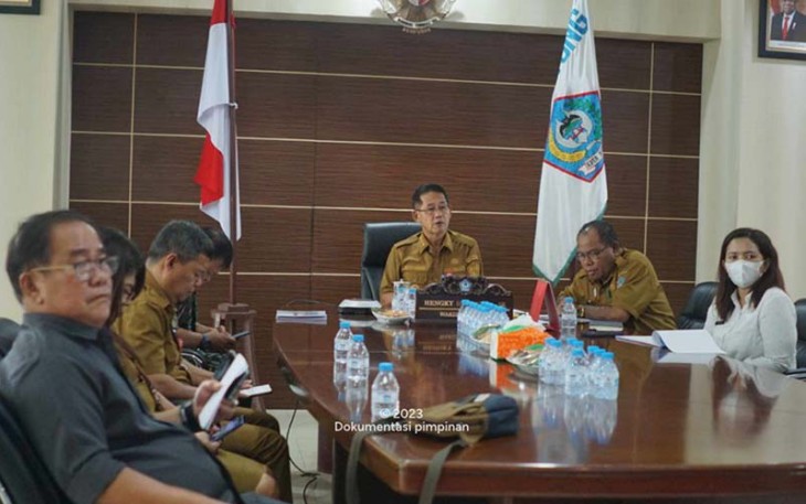 Wakil walikota Bitung saat mengikuti rapat koordinasi pengendalian inflasi daerah secara virtual