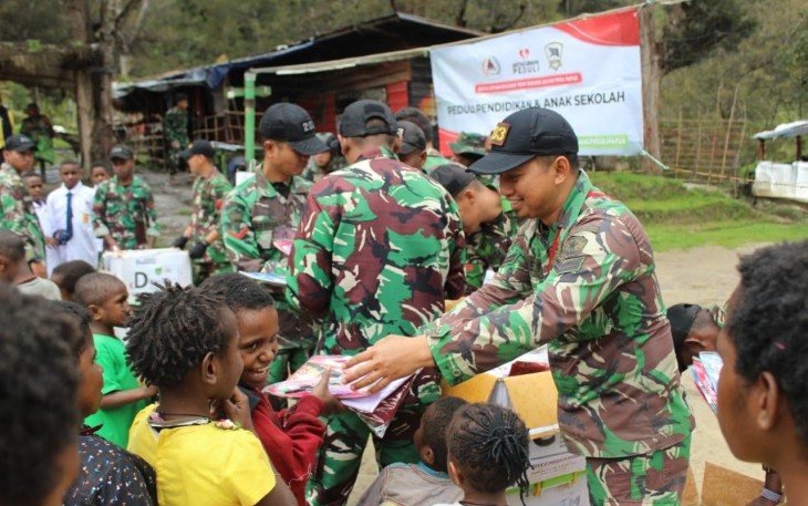 Satgas Yonif Mekanis 203/AK Bekerja Sama dengan Artha Graha saat Bagikan Perlengkapan Sekolah Untuk Anak-Anak Pegunungan Tengah