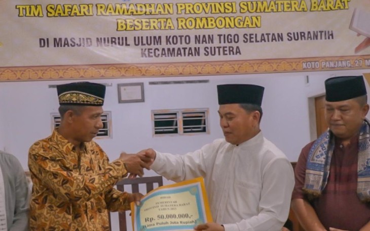 Kadis Potensi Maritim Lantamal Letkol Zulkarni, mewakili Danlantamal II Padang, menyerahkan bantuan sebesar Rp50 juta kepada Pengurus Masjid Nurul Ulum, Koto Nan Tigo Selatan Surantih.