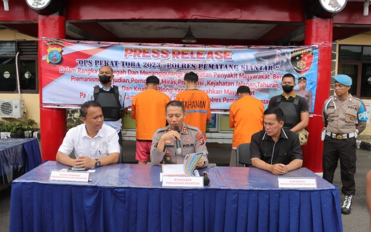 Kapolres Pematang Siantar Akbp Fernando.SH,S.I.K, saat press release Rabu (05/04/2023) siang didepan Gedung Utama Mako Polres Pematang Siantar.