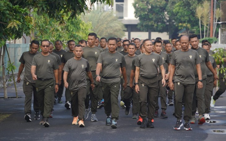 Pangdam IX/Udayana Mayjen TNI Harfendi, S.I.P., M.Sc., memimpin langsung kegiatan Olahraga Bersama yang digelar di Lapangan I Gusti Ngurah Rai,  Asrama Praja Raksaka, Kepaon, Kota Denpasar, pada Kamis 28 Desember 2023
