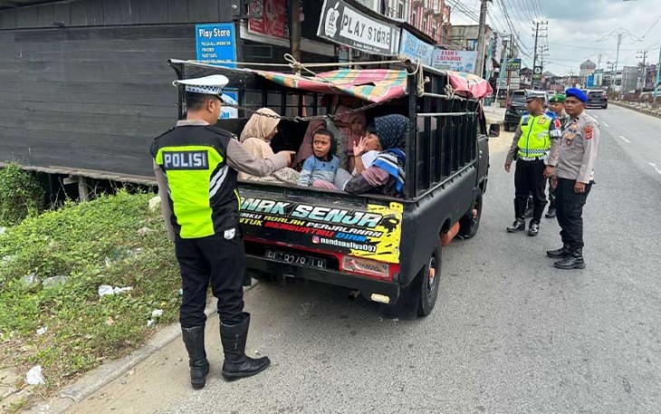 Petugas saat Tertibkan Mobil Bak Terbuka Angkut Penumpang