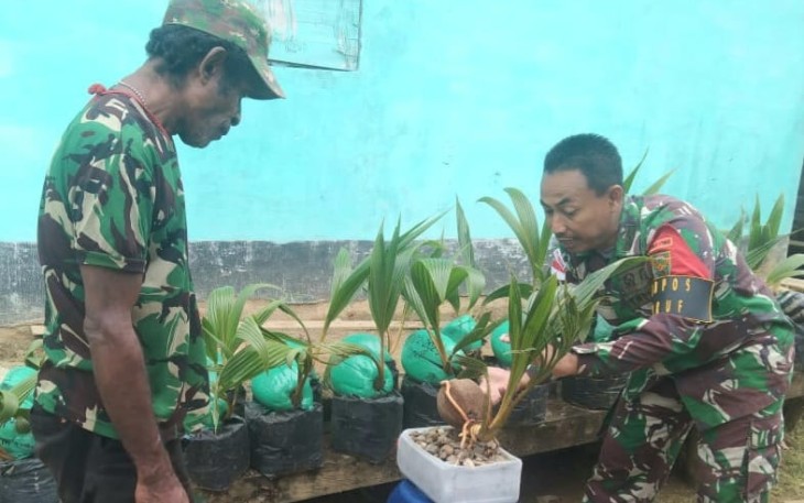 Satgas Yonif 143/TWEJ Ajarkan Membuat Bonsai