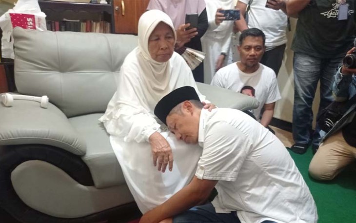 Anas Urbaningrum saat Sungkem ke Ibunda 