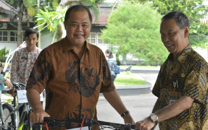 Sekda Karanganyar, Sutarno, menerima hadiah sepeda gunung dari Bupati Juliyatmono saat berpamitan pensiun dari jabatannya, di halaman gedung Setda Karanganyar, Selasa (31/1/2023).