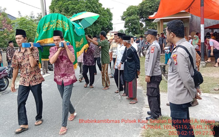 Polsek Kaur Selatan saat Bantu Prosesi Pemakaman Warga Binaan