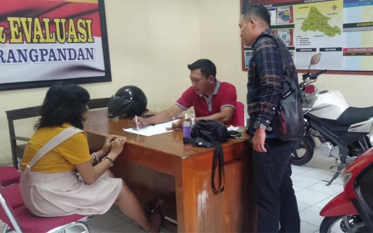 IK (35), salah satu dari dua pelaku pencurian sepeda motor di kawasan Terminal Bus Karangpandan saat diamankan dan diperiksa petugas di Mapolsek Karangpandan, Selasa (10/1/2022). Foto : Istimewa