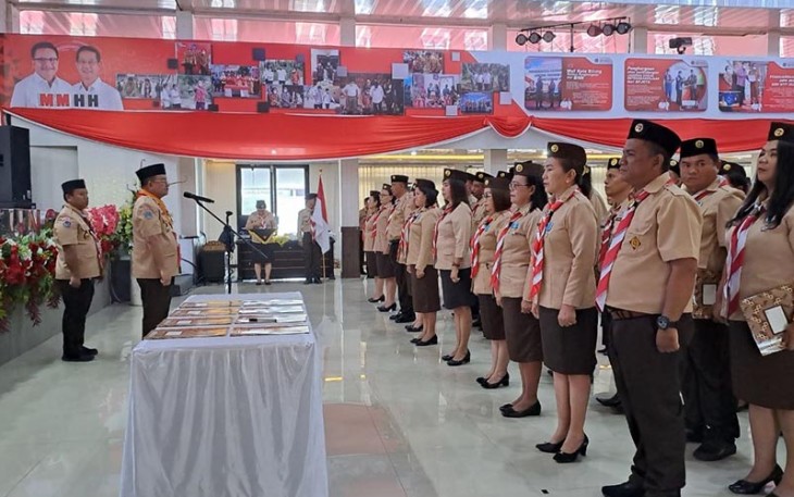 Walikota Bitung saat melantik pengurus Kwartir cabang Pergantian antar waktu kota Bitung