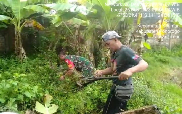Sertu Junaidianto, anggota Koramil Tipe B 0802/05 Kauman, Kodim 0802/Ponorogo hari ini melaksanakan  kerja bakti bersama warga Desa Tosanan, Kecamatan Kauman, Kabupaten Ponorogo, Selasa (26/12/2023)