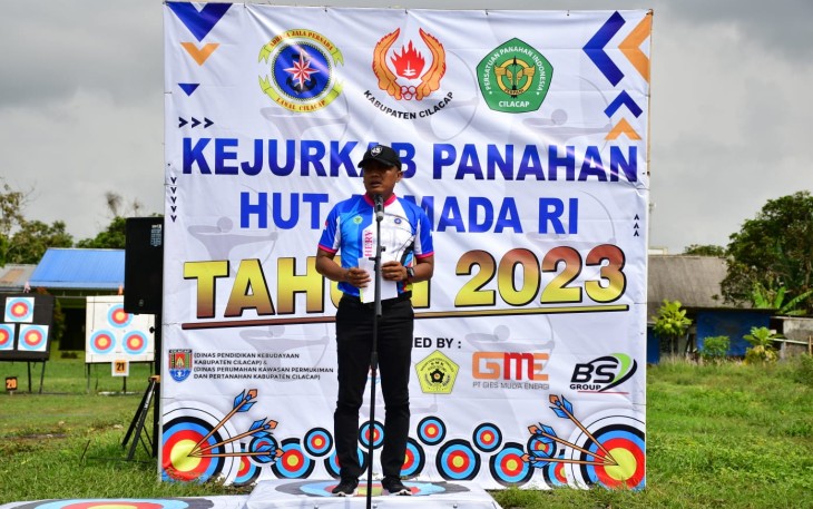 Danlanal Cilacap Kolonel Laut (P) Bambang Subeno Saat Membuka Kejurkab Panahan Danlanal Cup 2023