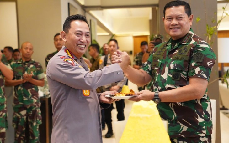 Panglima TNI Laksamana TNI Yudo Margono, S.E., M.M., saat memberikan surprise kepada Kapolri Jenderal Pol Listyo Sigit Prabowo di hari ulang tahunnya yang ke 54, bertempat di Lanud Halim Perdanakusuma, Jakarta Timur, Jumat (5/5/2023).
