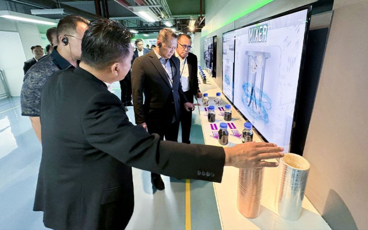 Bamsoet saat mengunjungi pabrik Amita Technologies di Bangkok, Selasa (28/11/23).