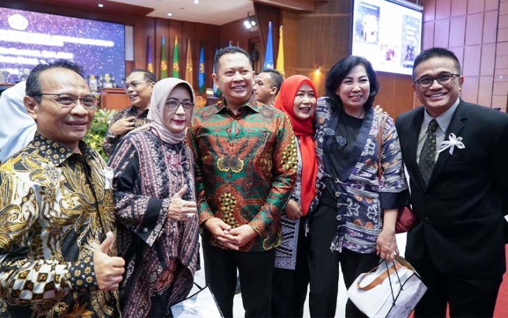 Bamsoet usai menghadiri pengukuhan Nia Kurniati sebagai Guru Besar Bidang Ilmu Hukum Agraria FH UNPAD, di Graha Sanusi Hardjadinata, Bandung, Selasa (26/9/23).