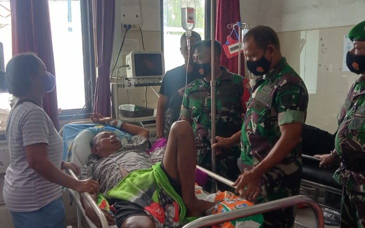 Kasdim Palangka Raya saat Jenguk Anggota yang Sakit 