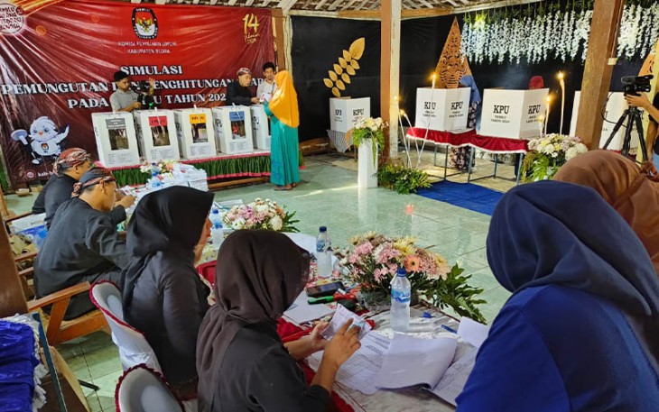 Pemilih dan petugas tampak antusias mengikuti simulasi TPS Pemilu 2024 di Desa Banjarejo Kecamatan Banjarejo Kabapaten Blora.