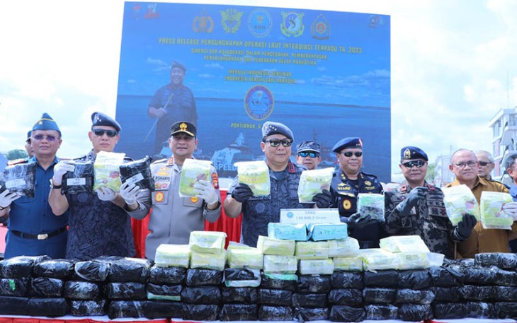 BNN RI saat menunjukan sejumlah barang bukti hasil pengungkapan