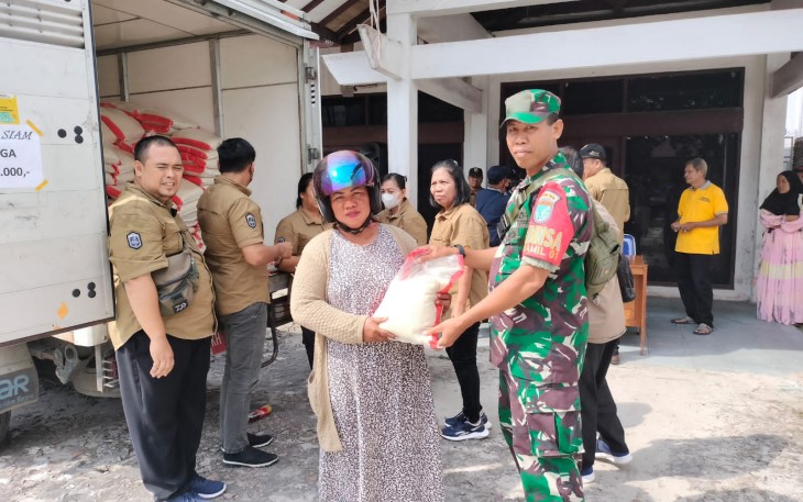 Babinsa Koramil 1016-01/Pahandut saat Pantau Operasi Pasar Murah 