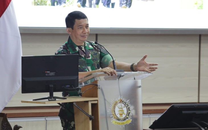 Kepala BNPB Letjen TNI Suharyanto, S.Sos, M.M., saat memberikan Ceramah Pembekalan Kepada Perwira Siswa (Pasis) Pendidikan Reguler LXIII Seskoad Tahun Anggaran 2023 di Gedung Jendral Gatot Soebroto Seskoad, Bandung, Jawa Barat pada Jumat (17/11).