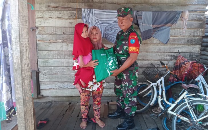 Babinsa Pelda Yulianto Salurkan Bantuan Sembako Untuk Anak Stunting