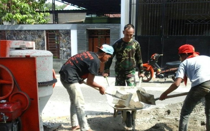 Anggota Kodim 0802/Ponorogo saat Bantu  Plestar Teras Rumah